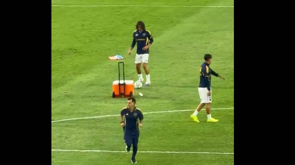 Curiosa rutina precompetitiva de Cavani genera debate en redes sociales