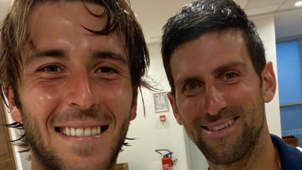 Djokovic felicita a Etcheverry tras su consagración en un torneo ATP
