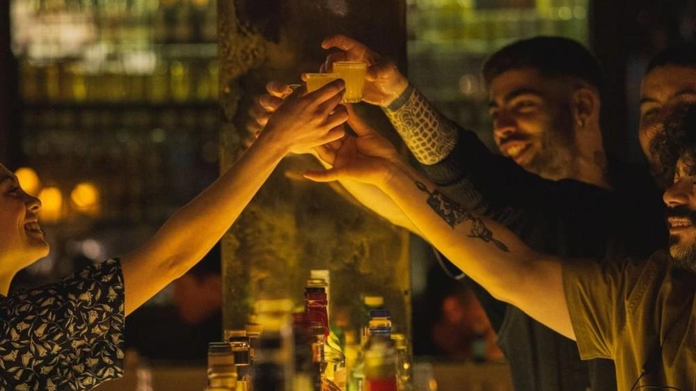 ¡Cuarentones, abstenerse! Bar desata furia al vetar entrada