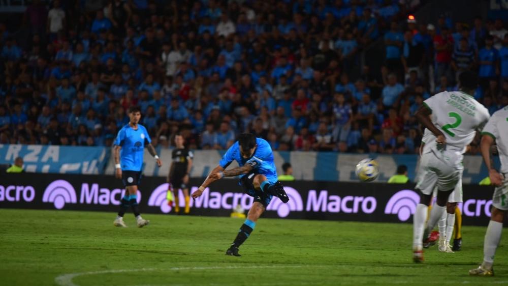 ¡De taco y sombrero! Zelarayán clavó un golazo de antología