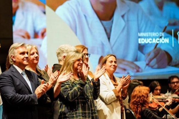 Llaryora reconoció el desempeño de Córdoba en las evaluaciones Aprender 2025 durante un encuentro con educadores