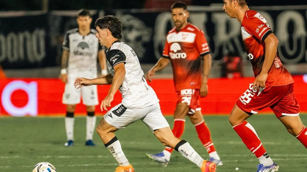 Instituto cede terreno ante Gimnasia en un duelo marcado por la polémica arbitral