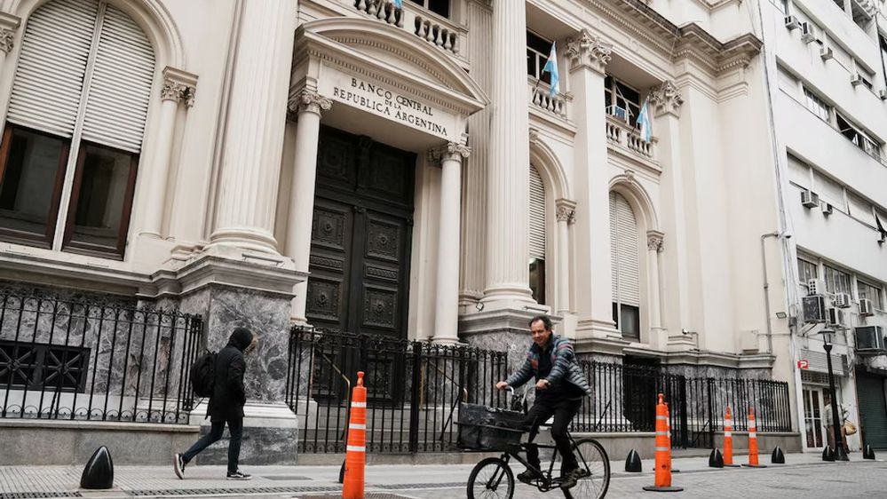 Aumenta la demanda de dólares: Argentinos compraron U$S 2.300 millones en marzo