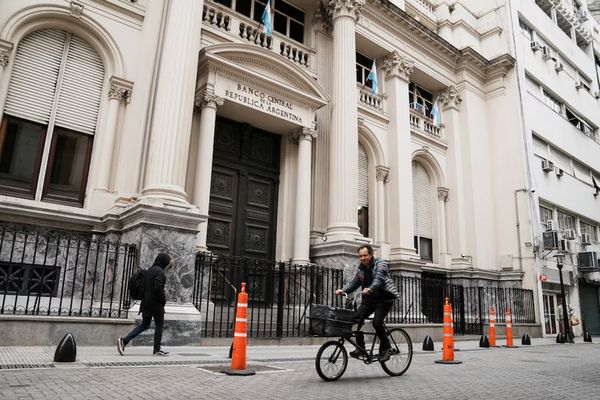 Aumenta la demanda de dólares: Argentinos compraron U$S 2.300 millones en marzo