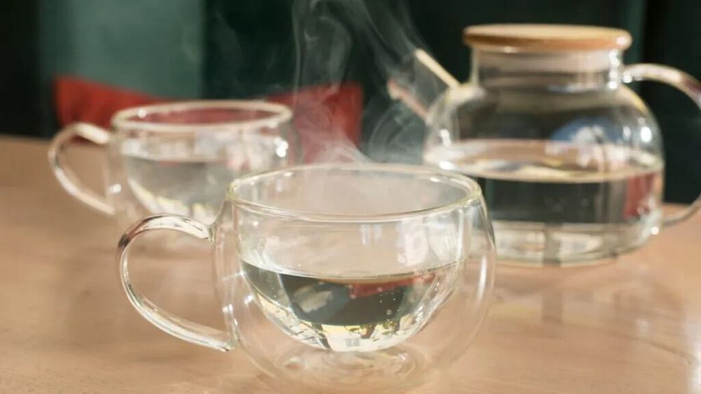 El auge del agua caliente en ayunas: ¿moda pasajera o hábito saludable?