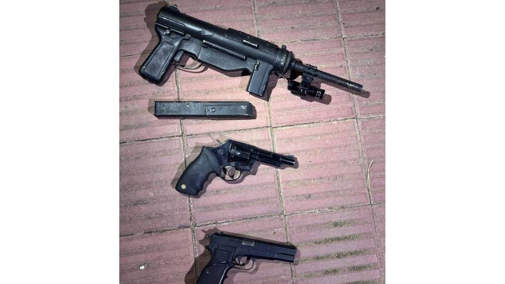 Hombre huye de control policial y abandona mochila con armamento de grueso calibre
