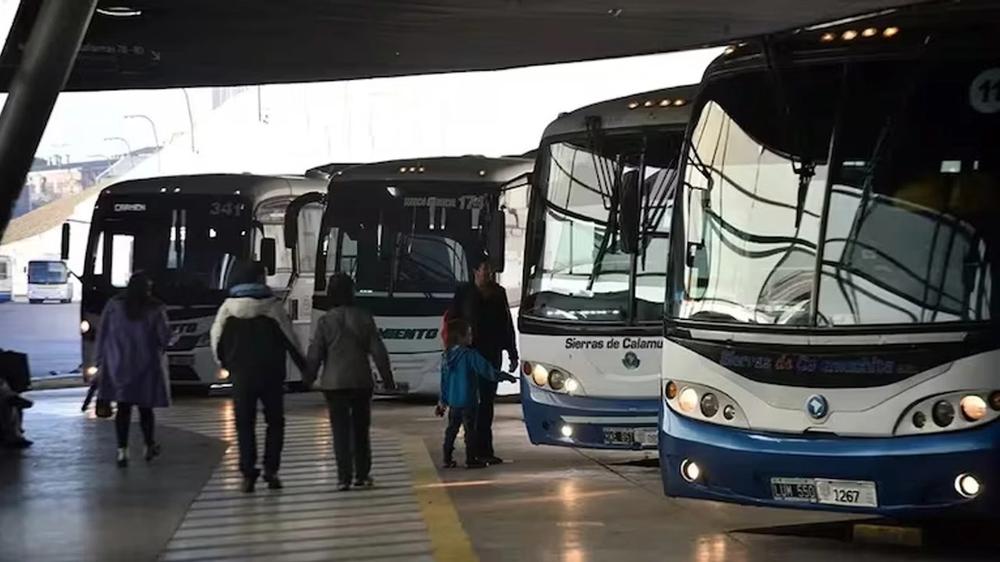 Transporte interurbano en crisis: empresas advierten sobre la gratuidad de pasajes