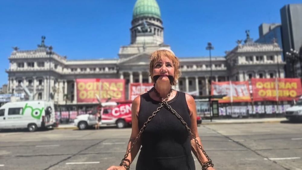 Protesta frente al Congreso: Nancy Pazos se encadena contra la reforma laboral