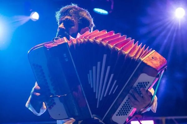 Resonancias litoraleñas en Punilla: Juan Manuel Bilat se presentó en el Cosquín de Peñas