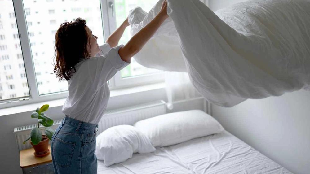 El hábito matutino de tender la cama: ¿un error para la salud?