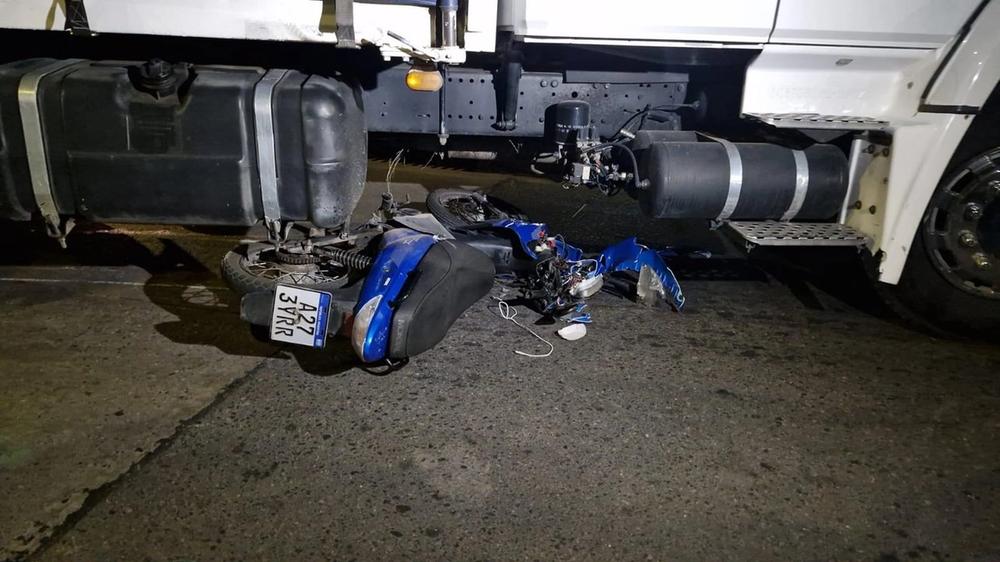 Colisión entre camión y motocicleta genera demoras en zona de Plaza Colón
