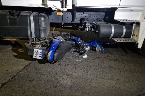 Colisión entre camión y motocicleta genera demoras en zona de Plaza Colón