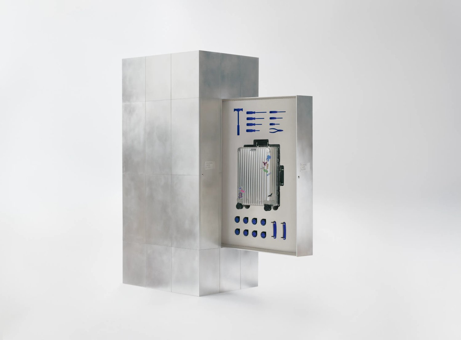 251215_RIMOWA_M_PERLAKI_KV_1_TOOL_STATION_CLASSIC_CABIN_SILVER_WITH_STICKERS_0055_EXTENSION_v2_HLNRT_RGB