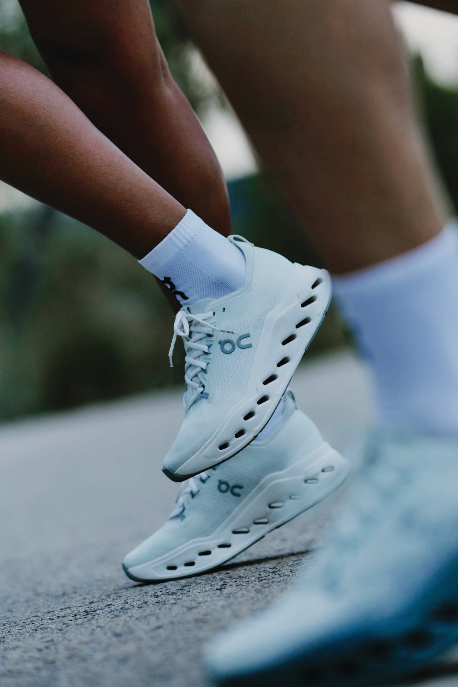 ss26-trade_assets-pr-product_still-cloudsurfer_max_iceberg_ivory_w_look2_cmyk-06
