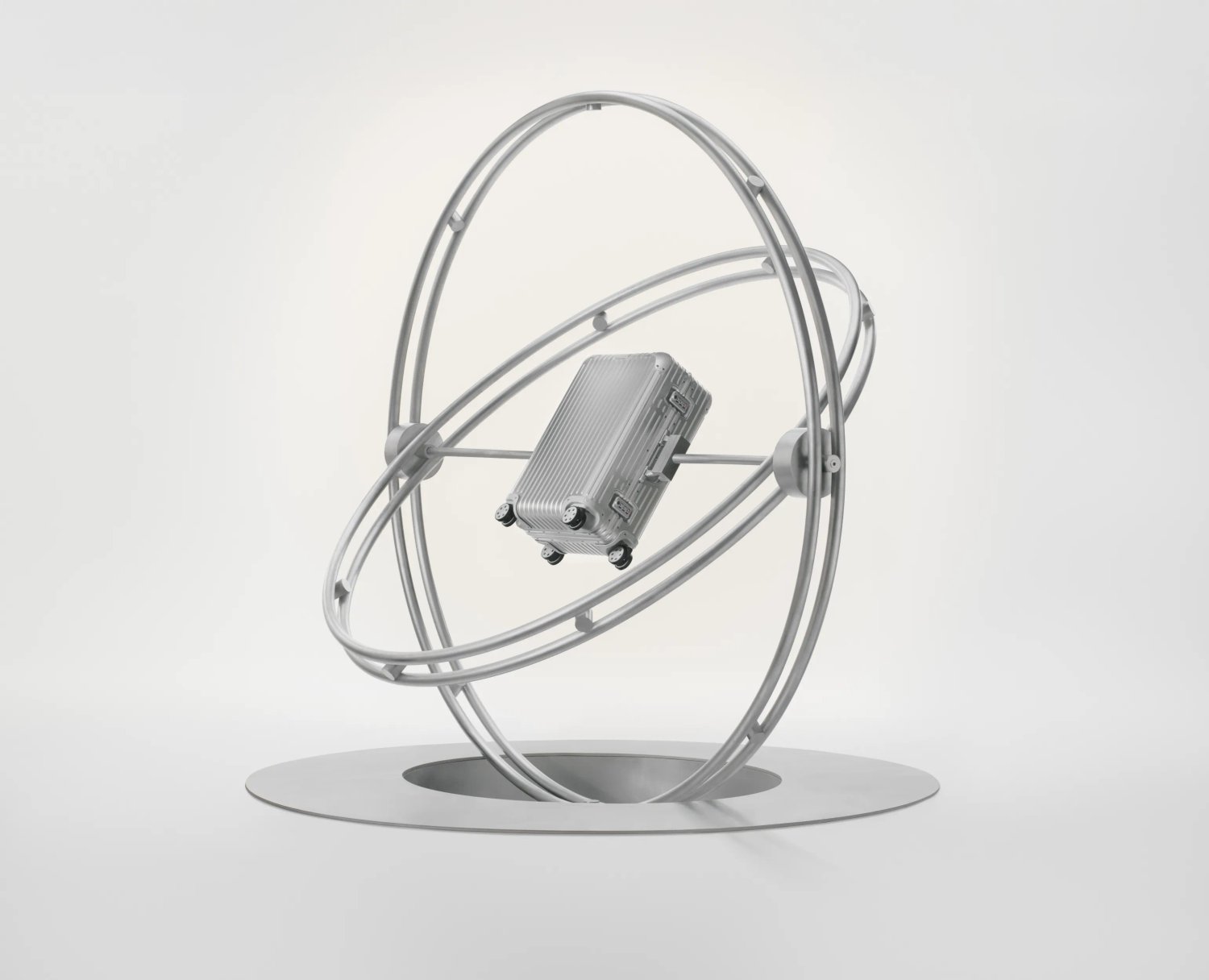251215_RIMOWA_M_PERLAKI_KV_4_THE_GYROSCOPE_ORIGINAL_CABIN_SILVER_0084_PLATE_SUITCASE__HLNRT_RGB