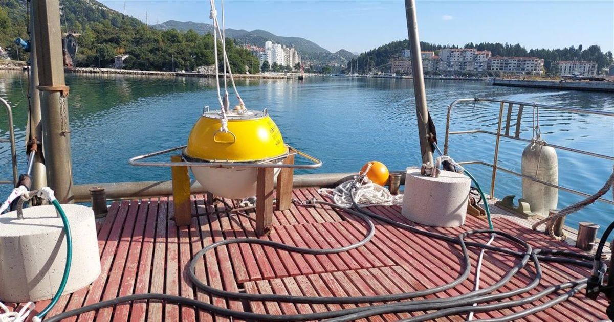 Hidrografski institut postavio valografsku plutaču u akvatoriju grada Ploča