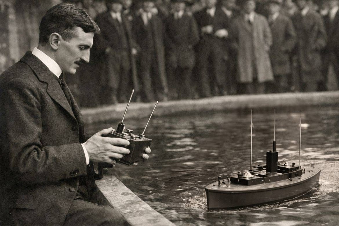 Krajem 19. stoljeća, u doba kada su žice bile nužnost, a pojam daljinskog upravljanja zvučao kao znanstvena fantastika, Tesla je već demonstrirao brod kojim se upravlja bežično. Njegov „teleautomaton” nije bio trik, već jasno osmišljen sustav.