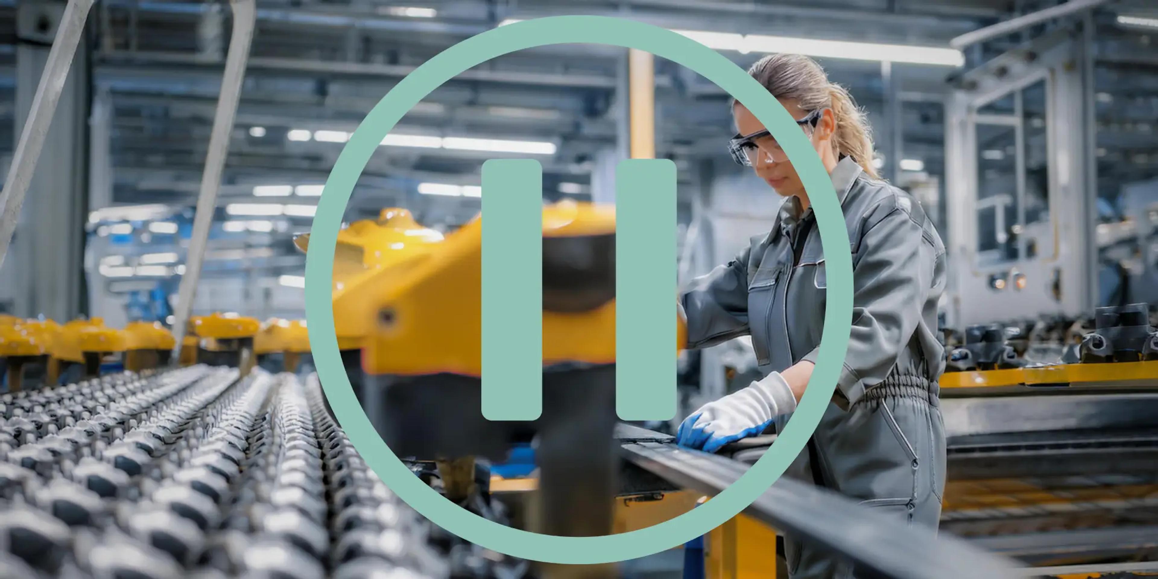 Arbeiterin mit Schutzbrille an einer Fertigungslinie in einer Industriehalle, überlagert von einem Pause-Symbol.