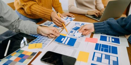 grupo de UX/UI working on a app