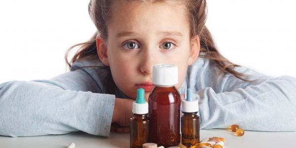 Intoxicação infantil por medicamentos descartados no lixo comum: O perigo oculto na lixeira de casa