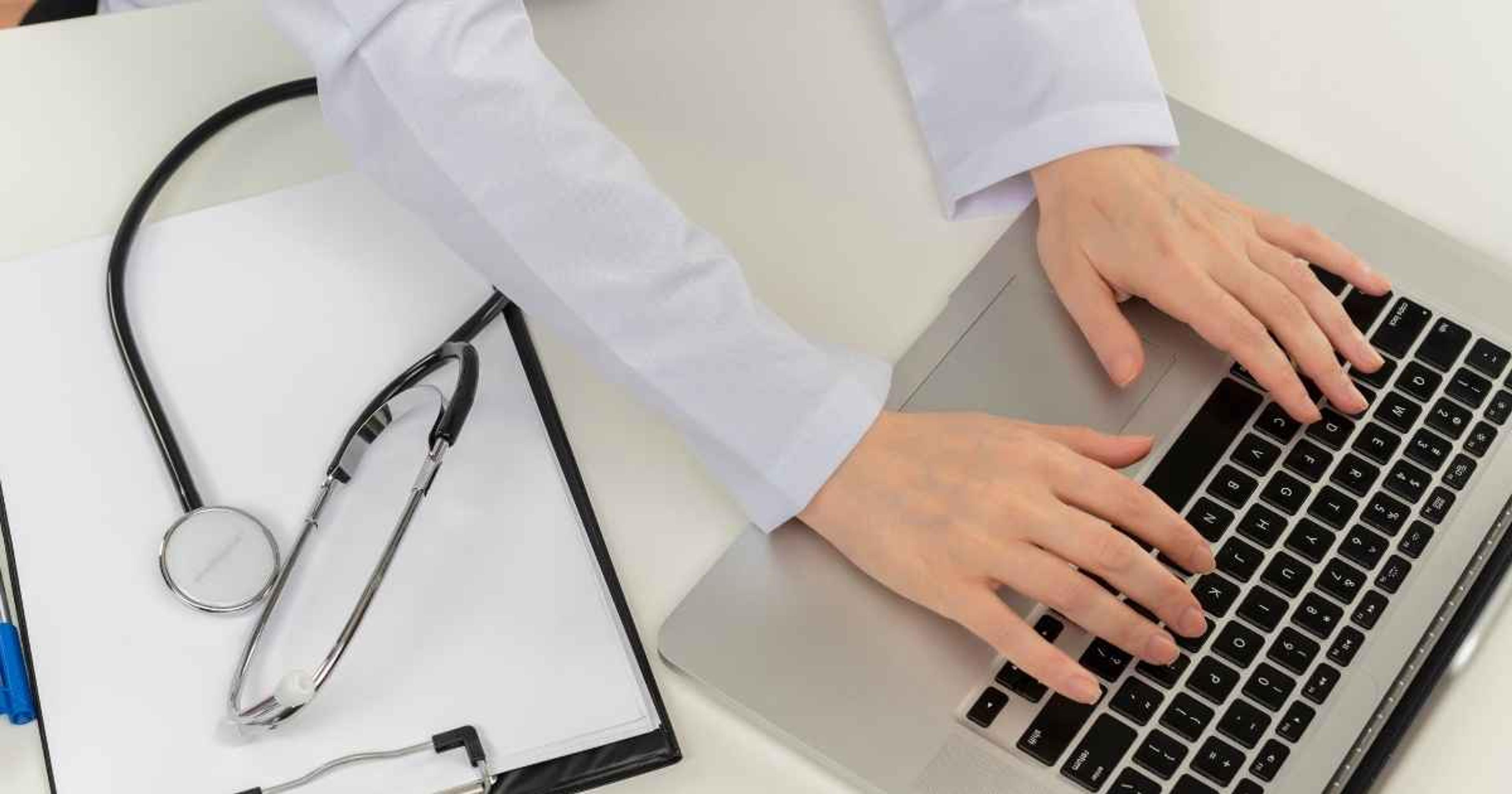 Software para médicos: qué debe incluir en 2025 para cumplir normativas y escalar