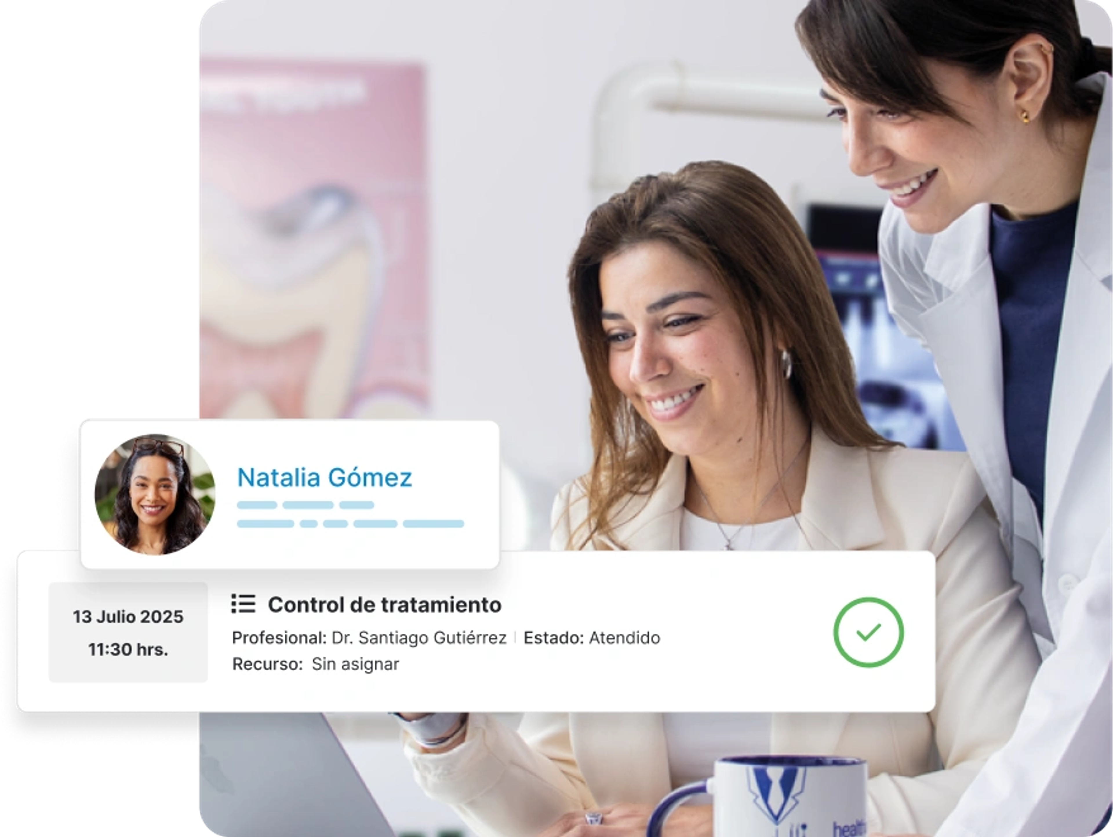 Equipo de una clínica revisando el control de tratamiento de un paciente en Medilink