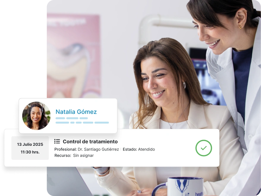 Equipo de una clínica revisando el control de tratamiento de un paciente en Medilink