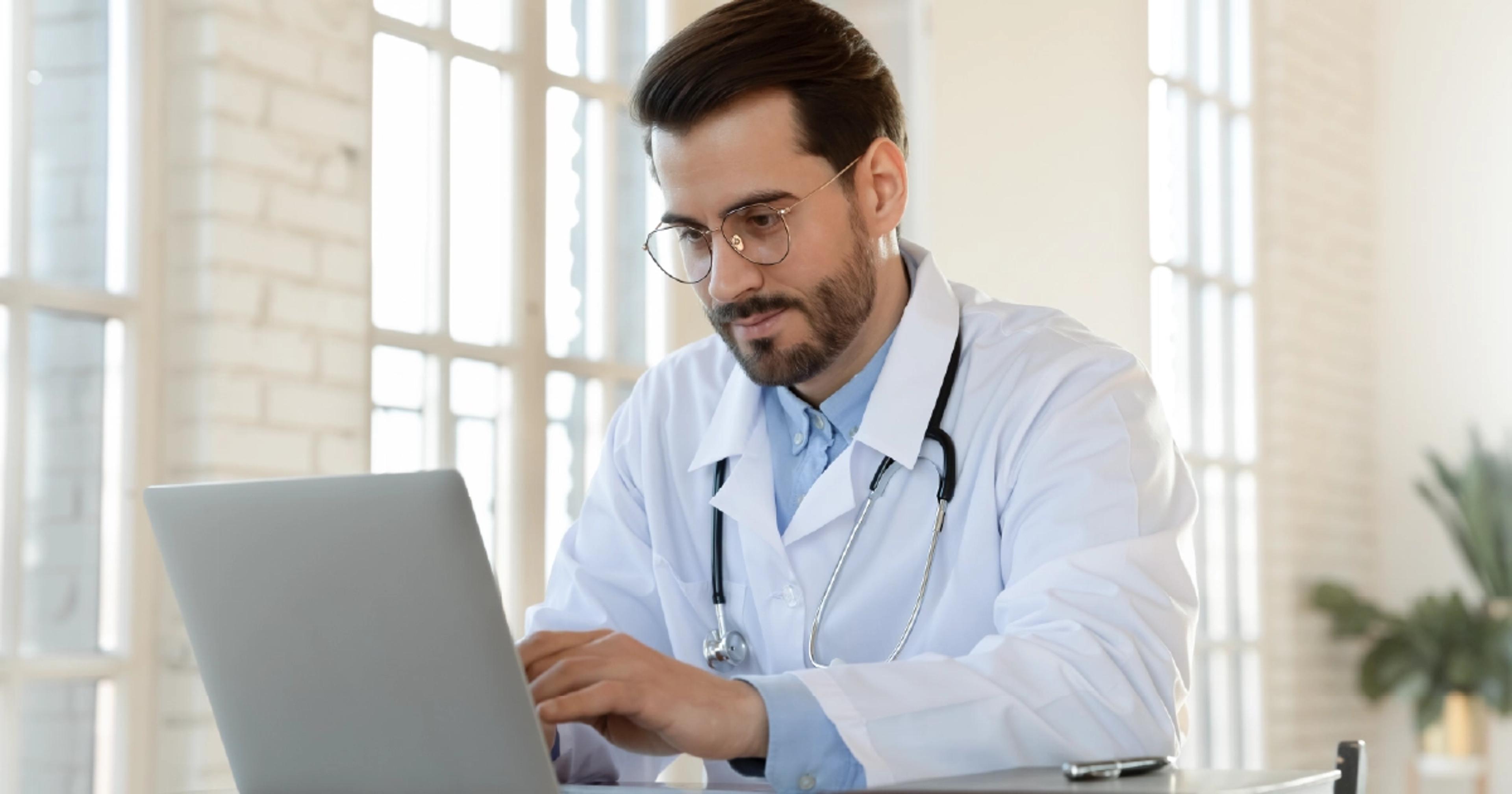 Certificado de alta médica: qué incluir y cómo generarlo digitalmente