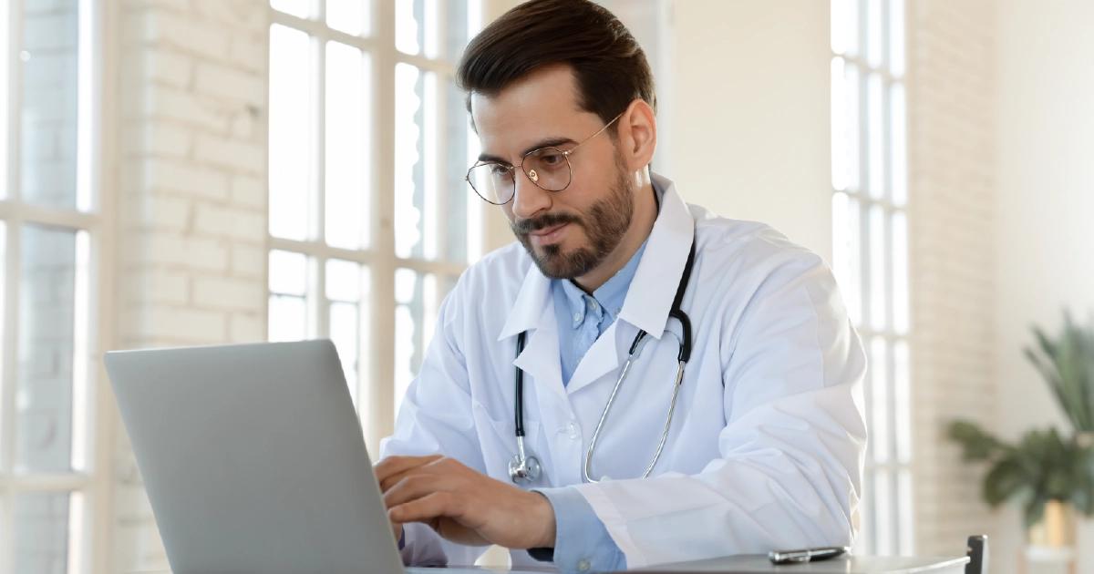 Certificado de alta médica: qué incluir y cómo generarlo digitalmente