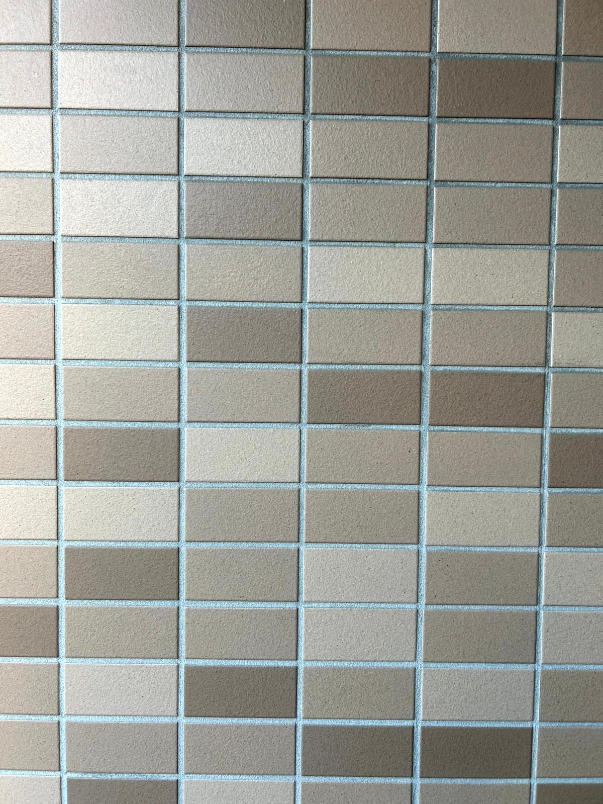 茶系の二丁掛タイル壁面
