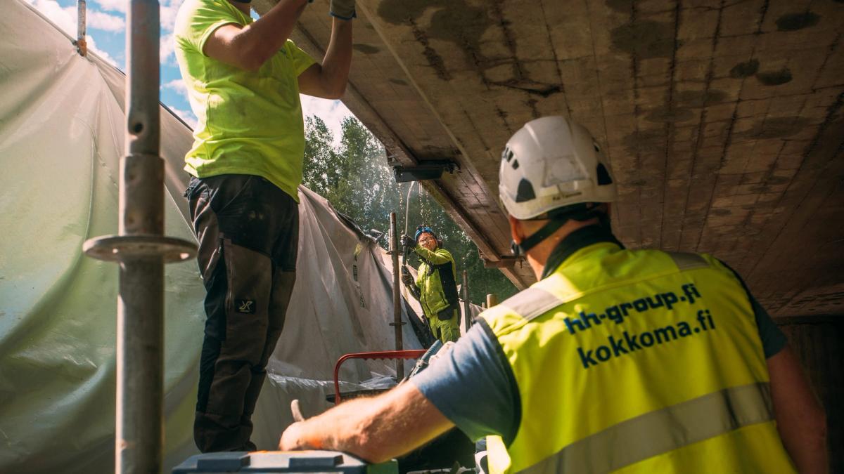 Kokkoman tekijöitä sillankorjaustyömaalla