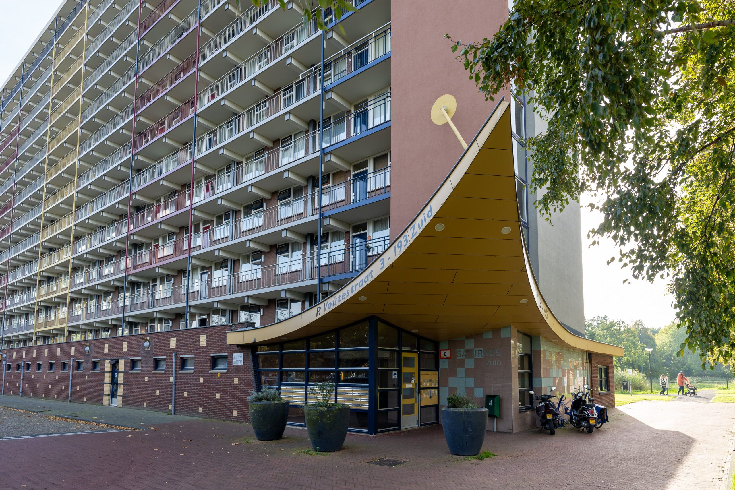 Entree van een hoge galerijflat aan de Petronella Vôutestraat in Rijswijk