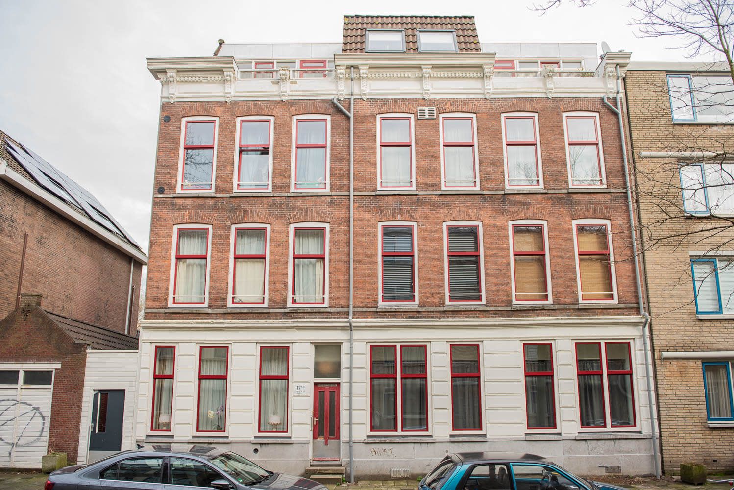 Bakstenen woongebouw met rode kozijnen in het Erasmuskwartier in Rotterdam
