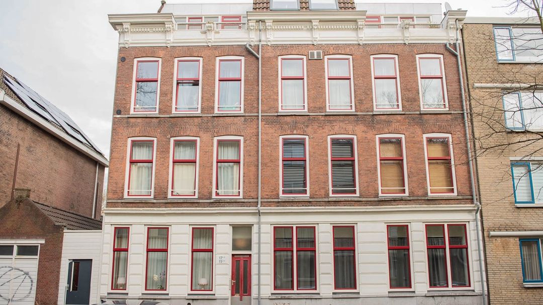 Bakstenen woongebouw met rode kozijnen in het Erasmuskwartier in Rotterdam