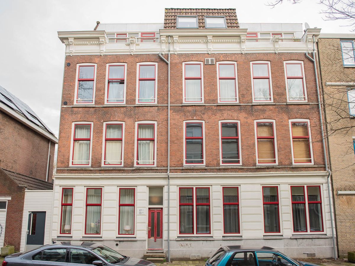 Bakstenen woongebouw met rode kozijnen in het Erasmuskwartier in Rotterdam