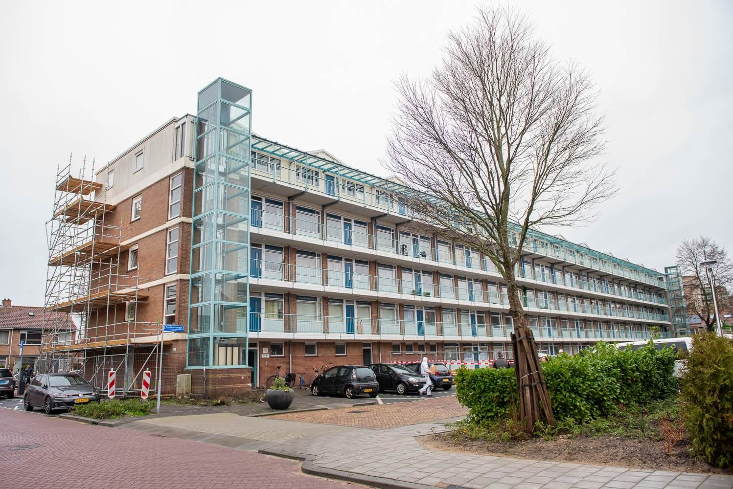 Galerijflat met steiger bij de Karekietstraat in Capelle aan den IJssel