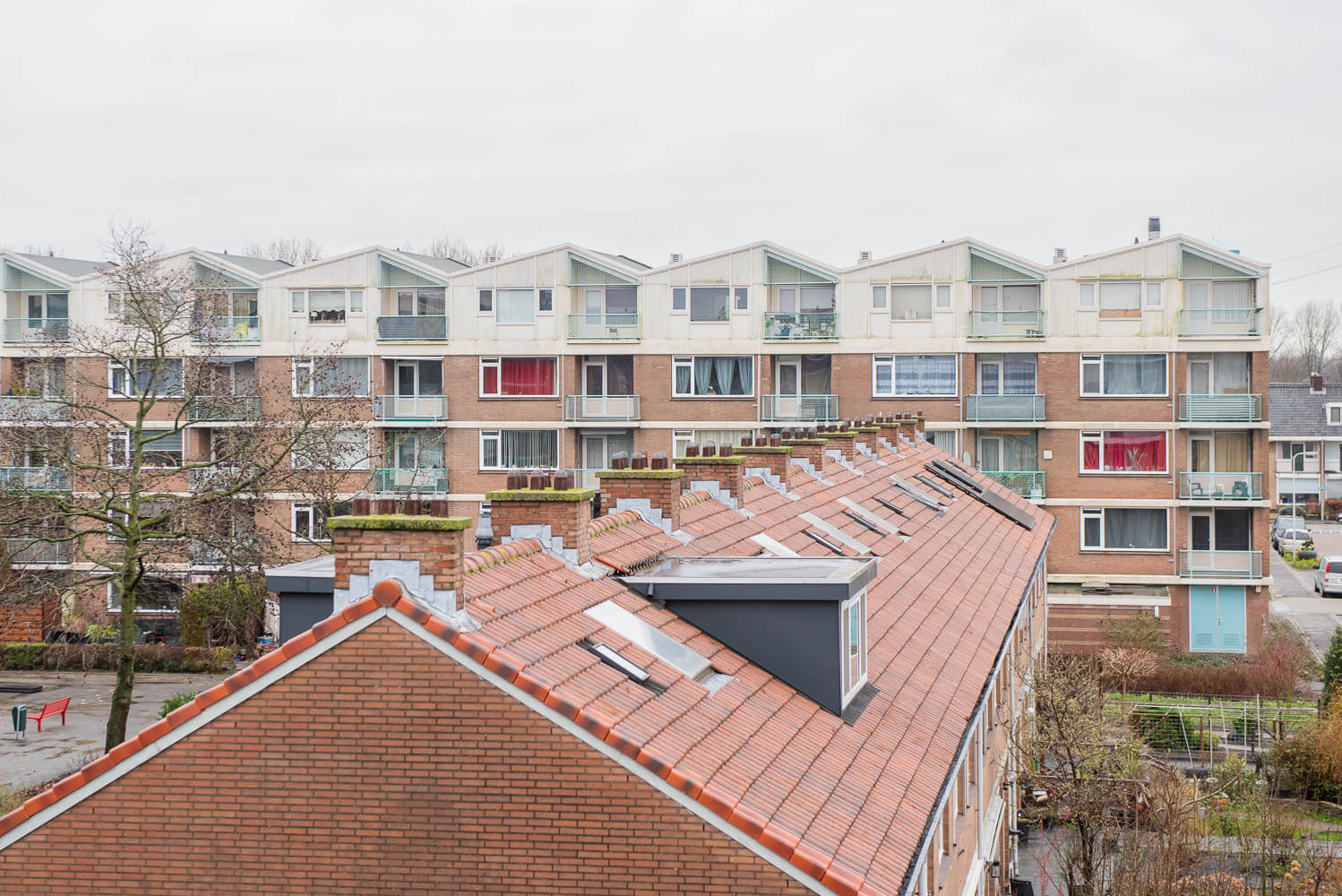Flatgebouwen en daken bij de Karekietstraat in Capelle aan den IJssel