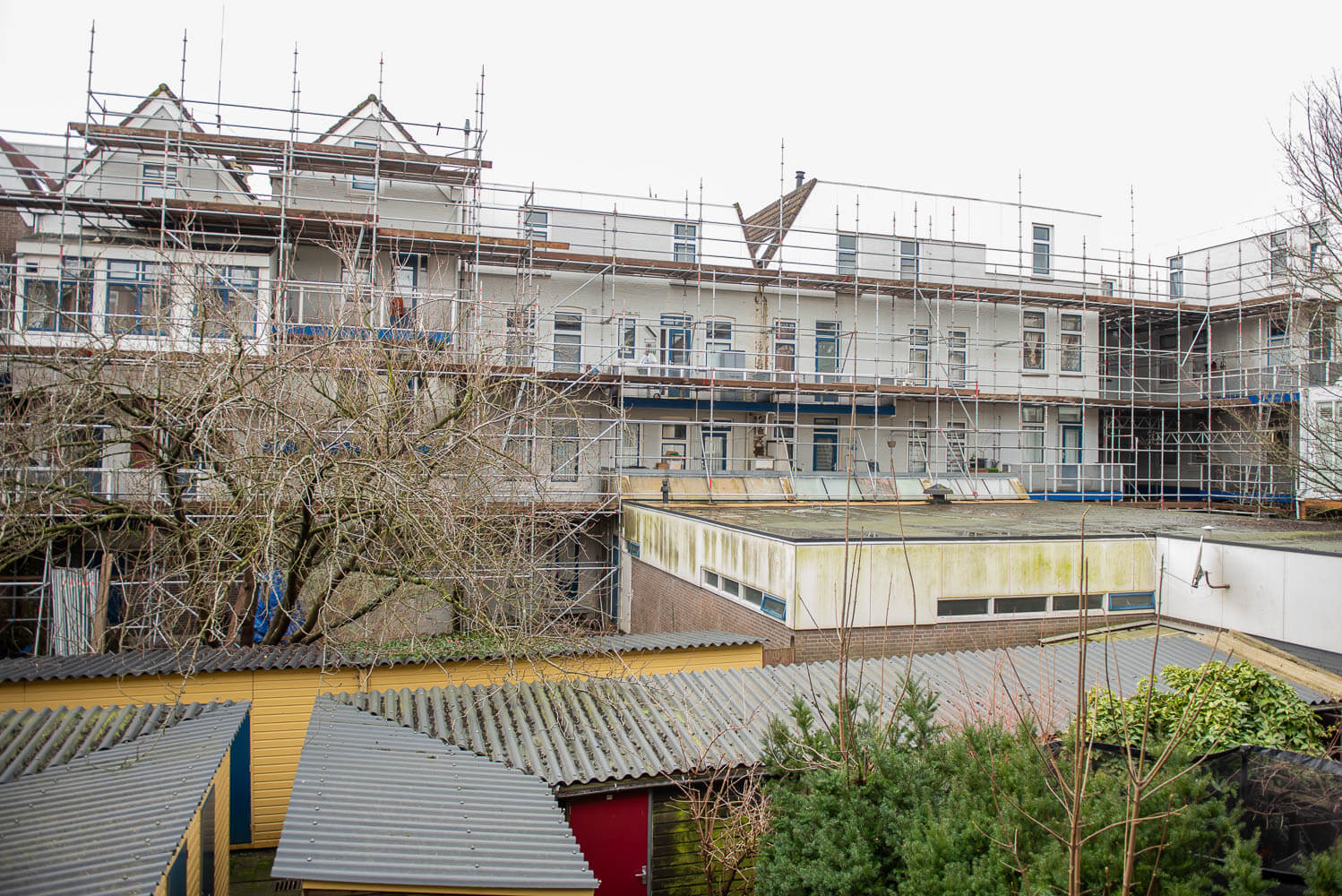 Steigers rond woningen in het Erasmuskwartier in Rotterdam