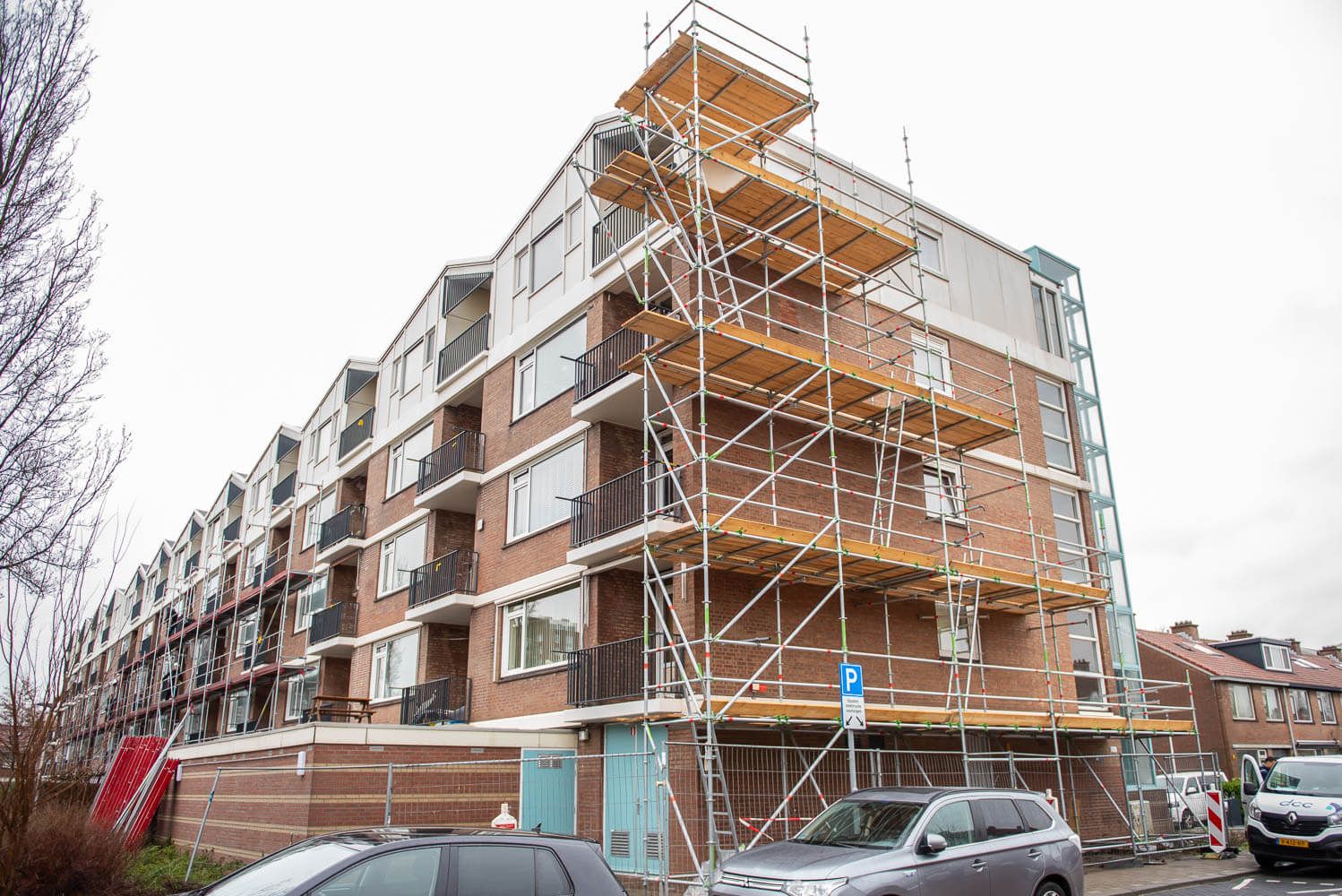Steigers tegen een flatgebouw bij de Karekietstraat in Capelle aan den IJssel