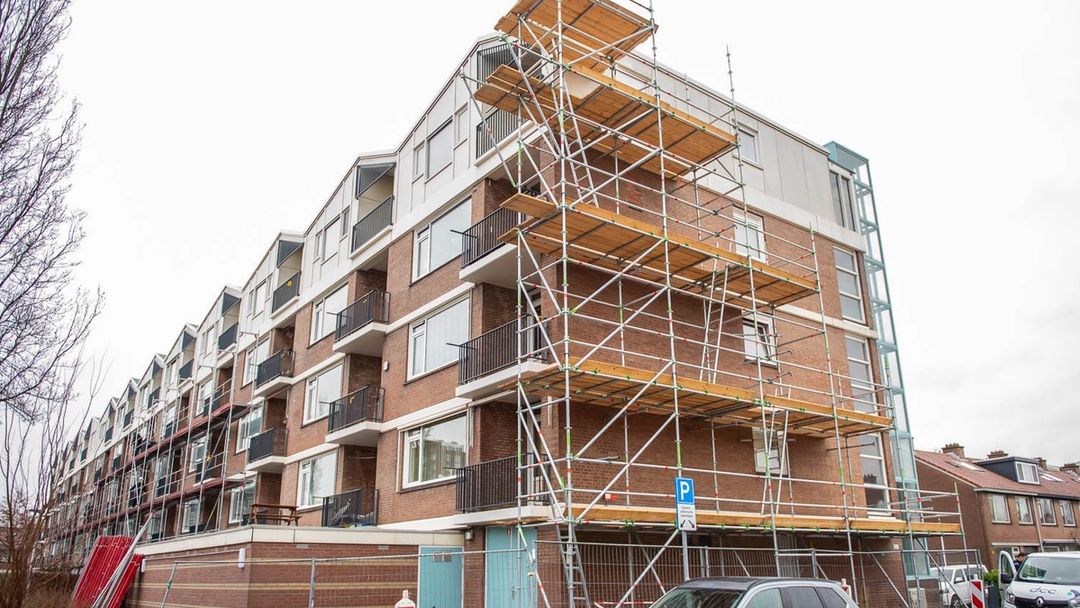 Steigers tegen een flatgebouw bij de Karekietstraat in Capelle aan den IJssel