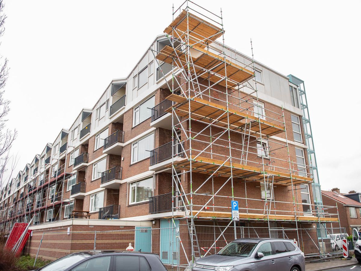 Steigers tegen een flatgebouw bij de Karekietstraat in Capelle aan den IJssel
