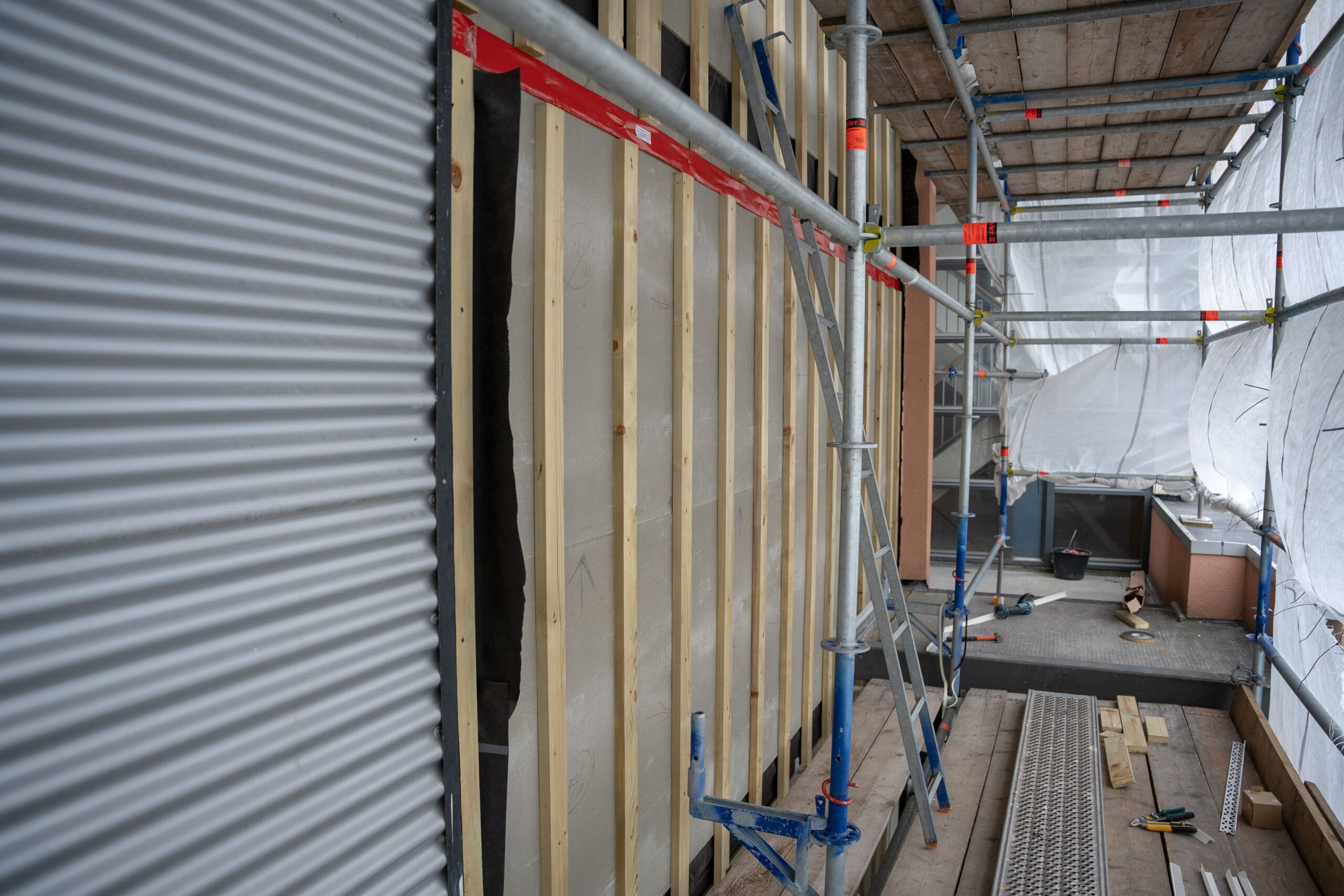 Open gevel met houten regels tijdens de renovatie van Steenhouwersgaarde