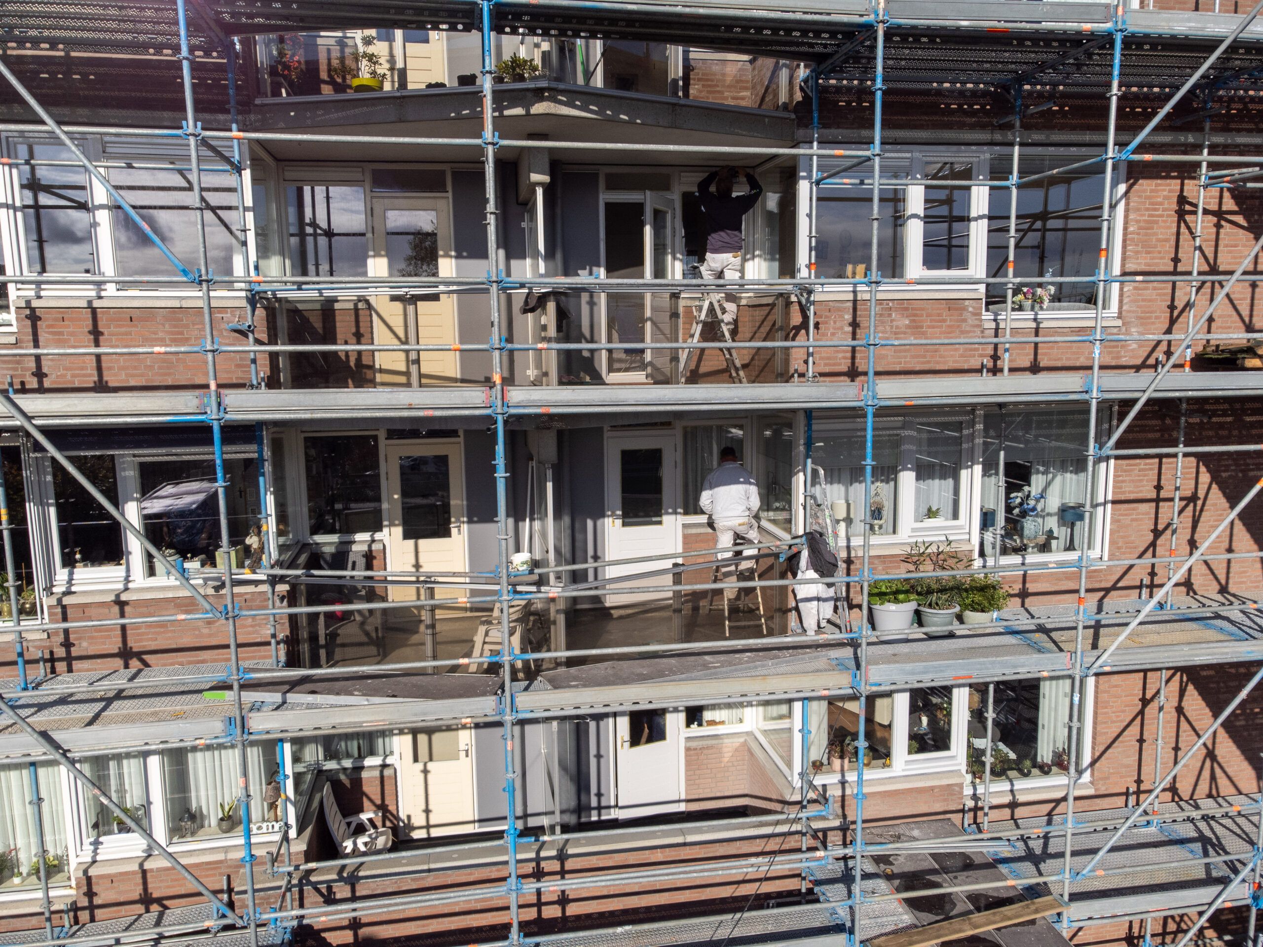 Steigers langs de balkons van het wooncomplex in Sliedrecht