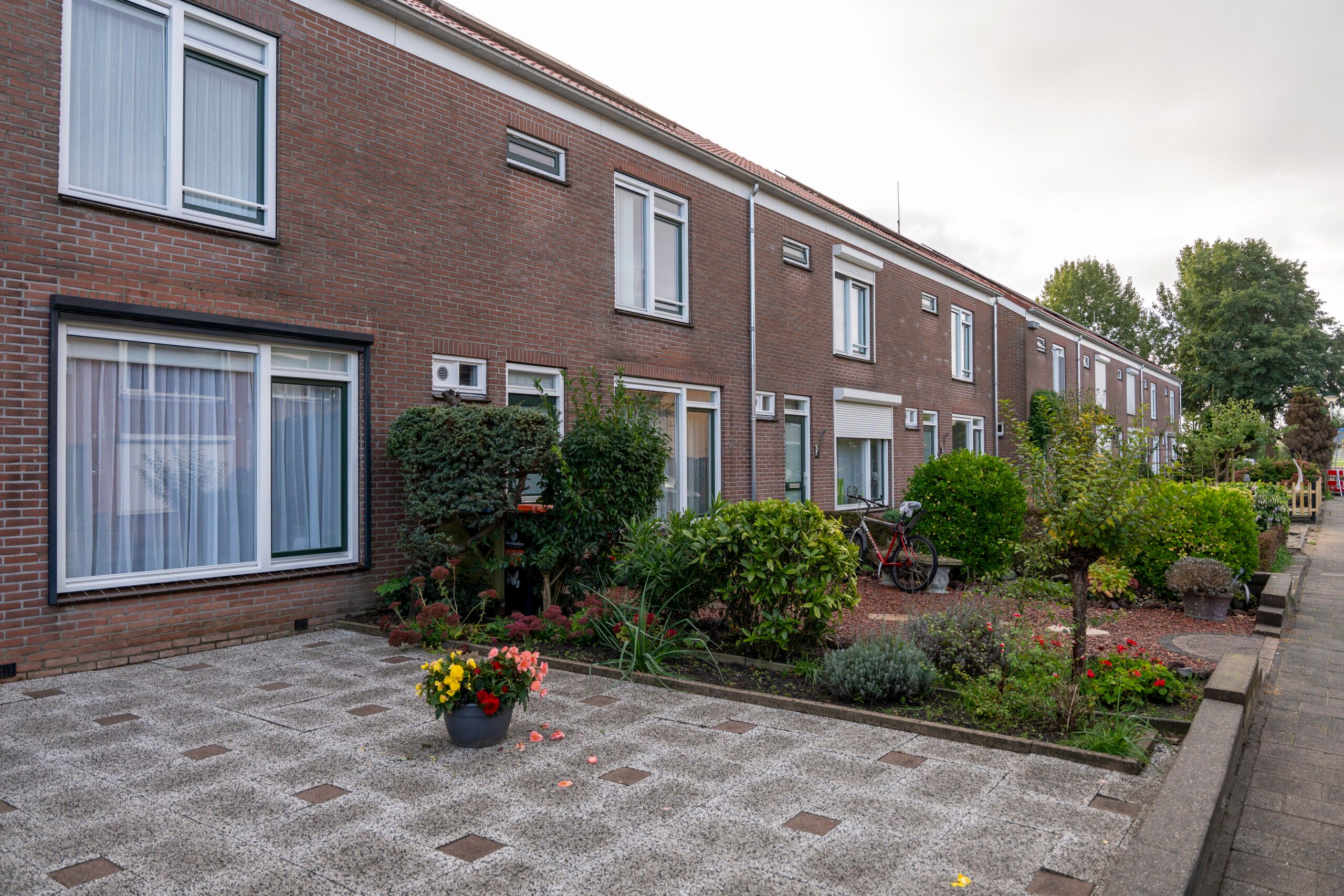 Rij eengezinswoningen met voortuinen in Oud-Alblas