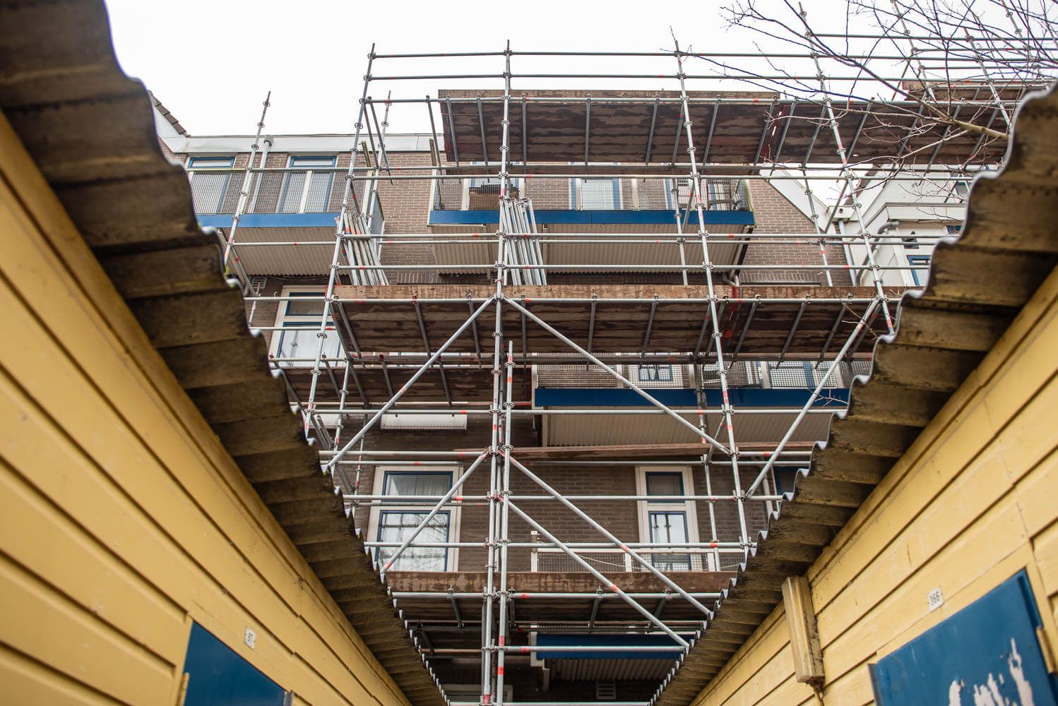 Steiger tegen een wooncomplex in het Erasmuskwartier in Rotterdam