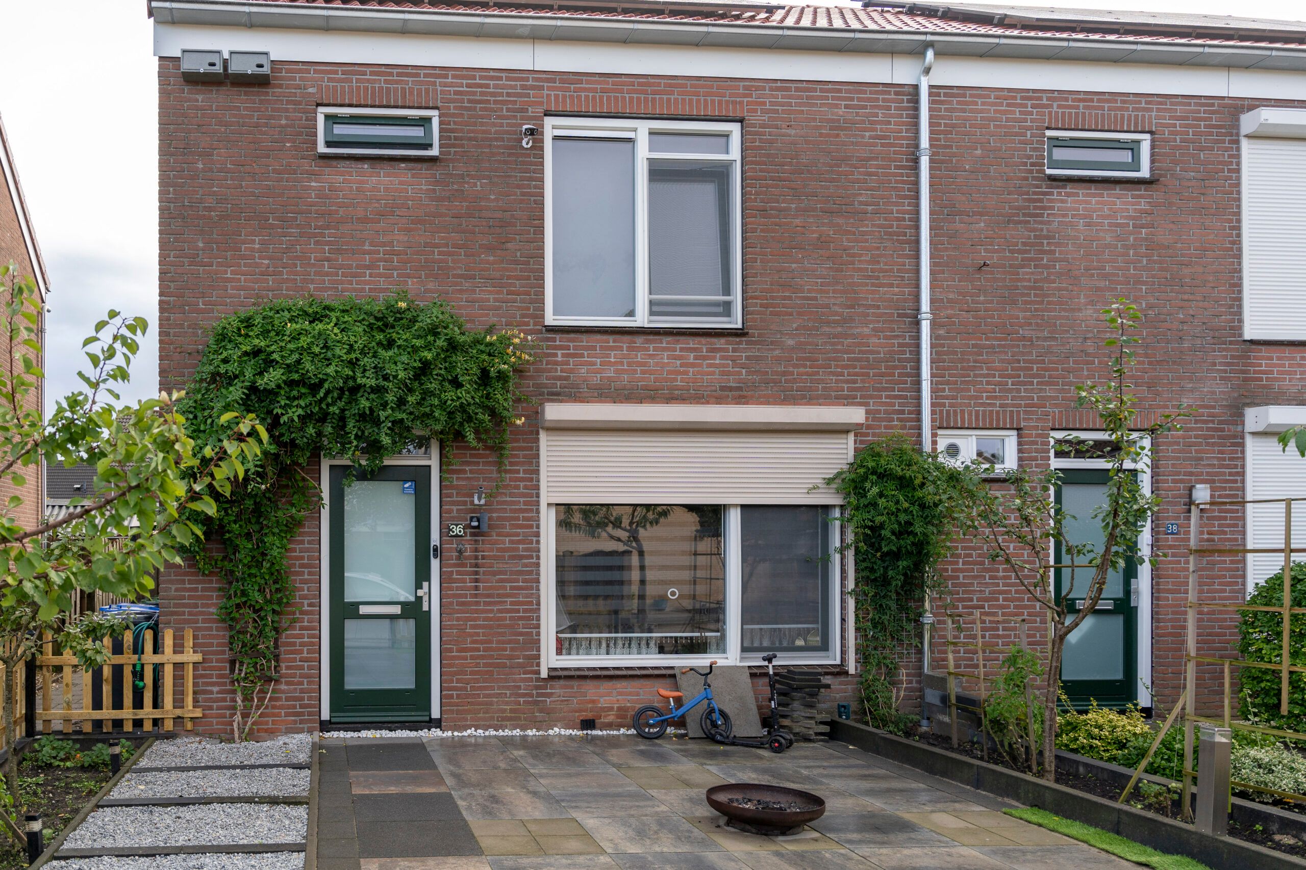 Eengezinswoning met voortuin in Oud-Alblas