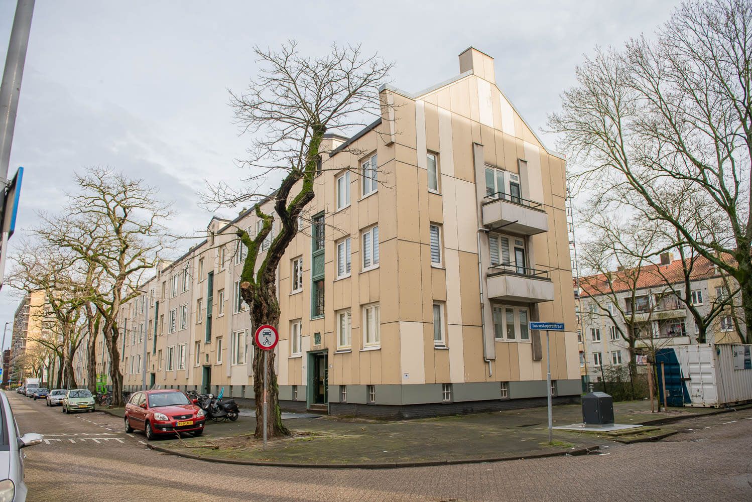 Woonblok op een straathoek in Rotterdam