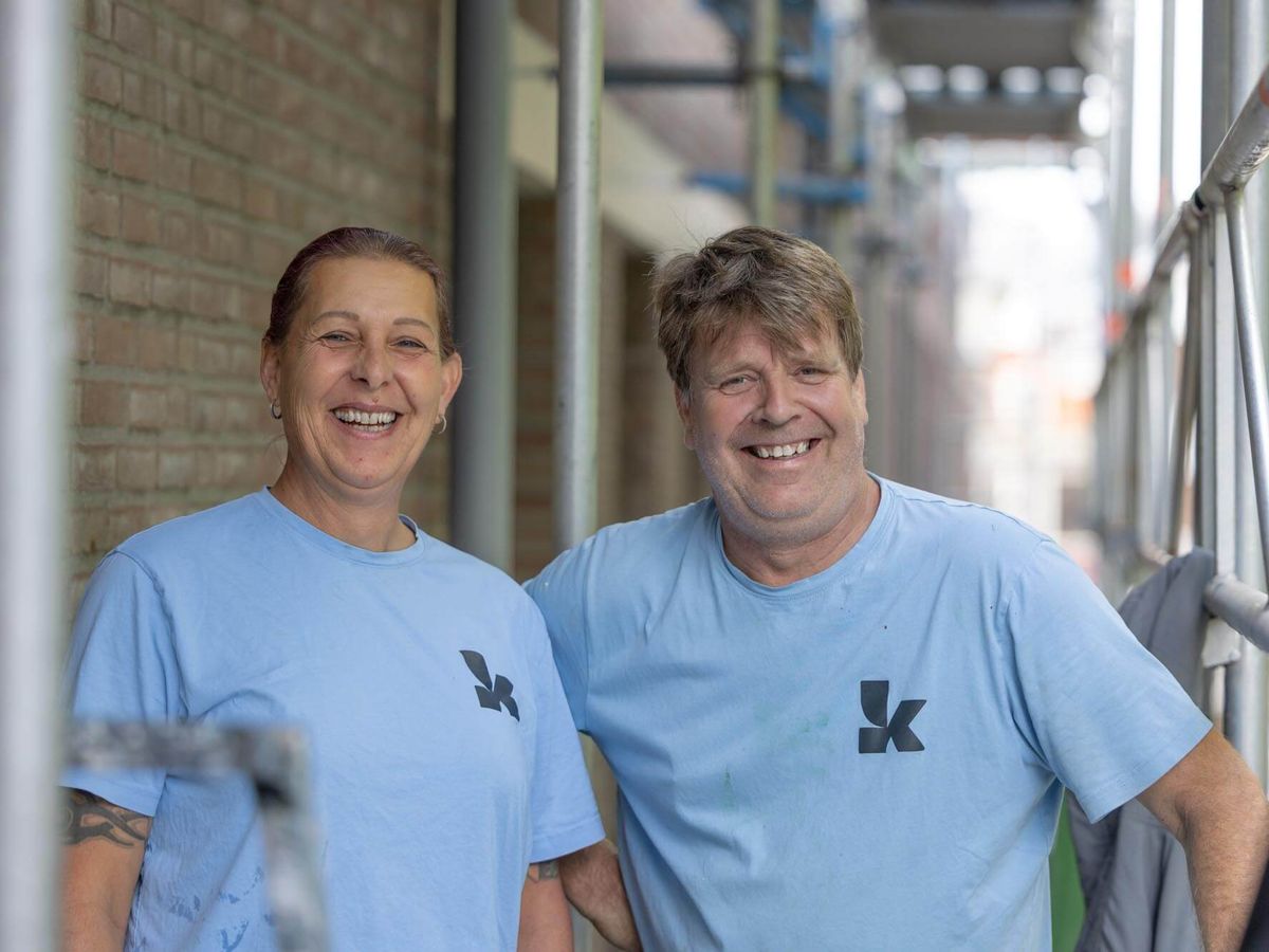 Twee lachende vakmensen van Koestr bij een steiger