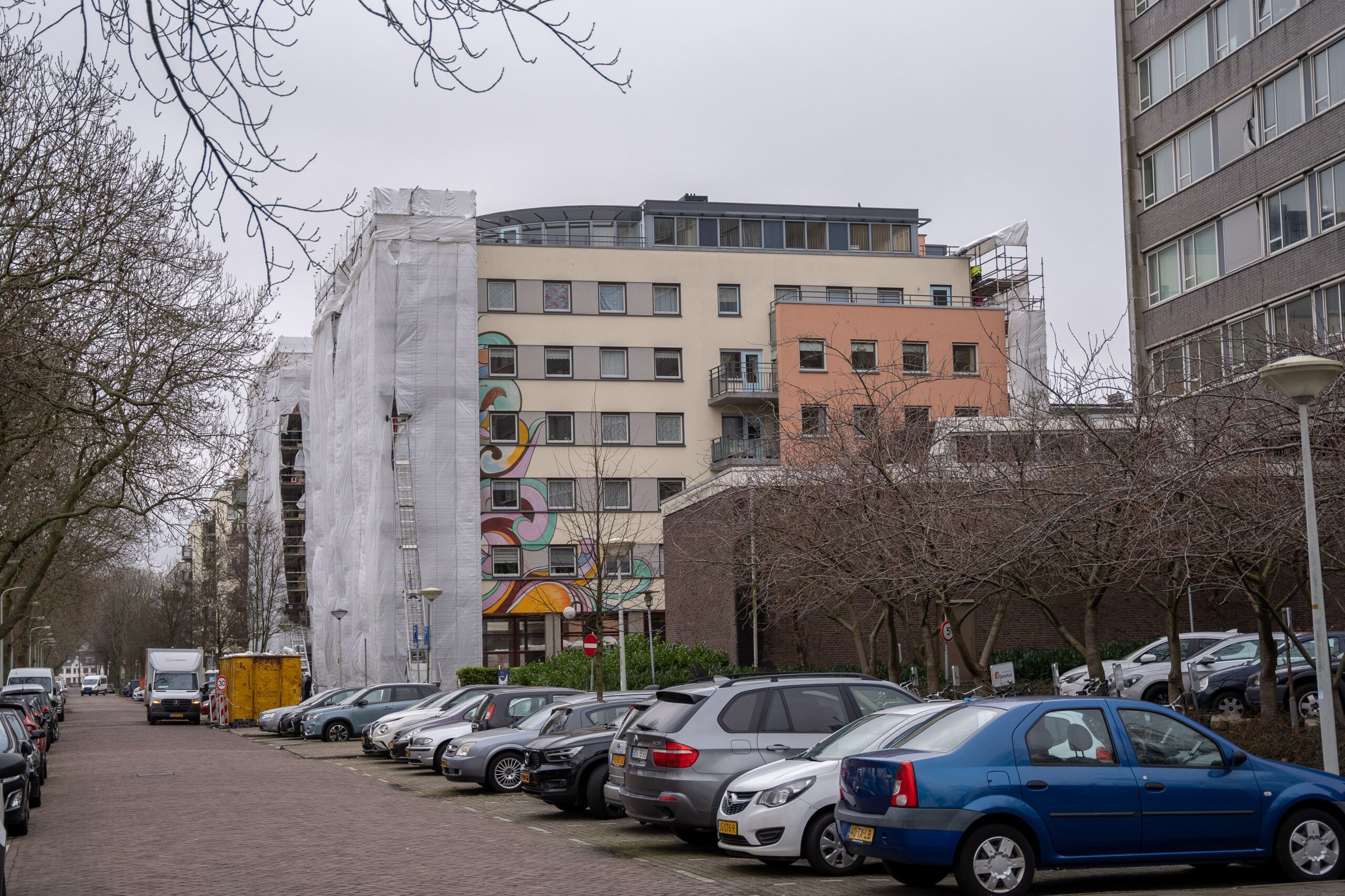 Wooncomplex Steenhouwersgaarde in Den Haag met ingepakte steigers