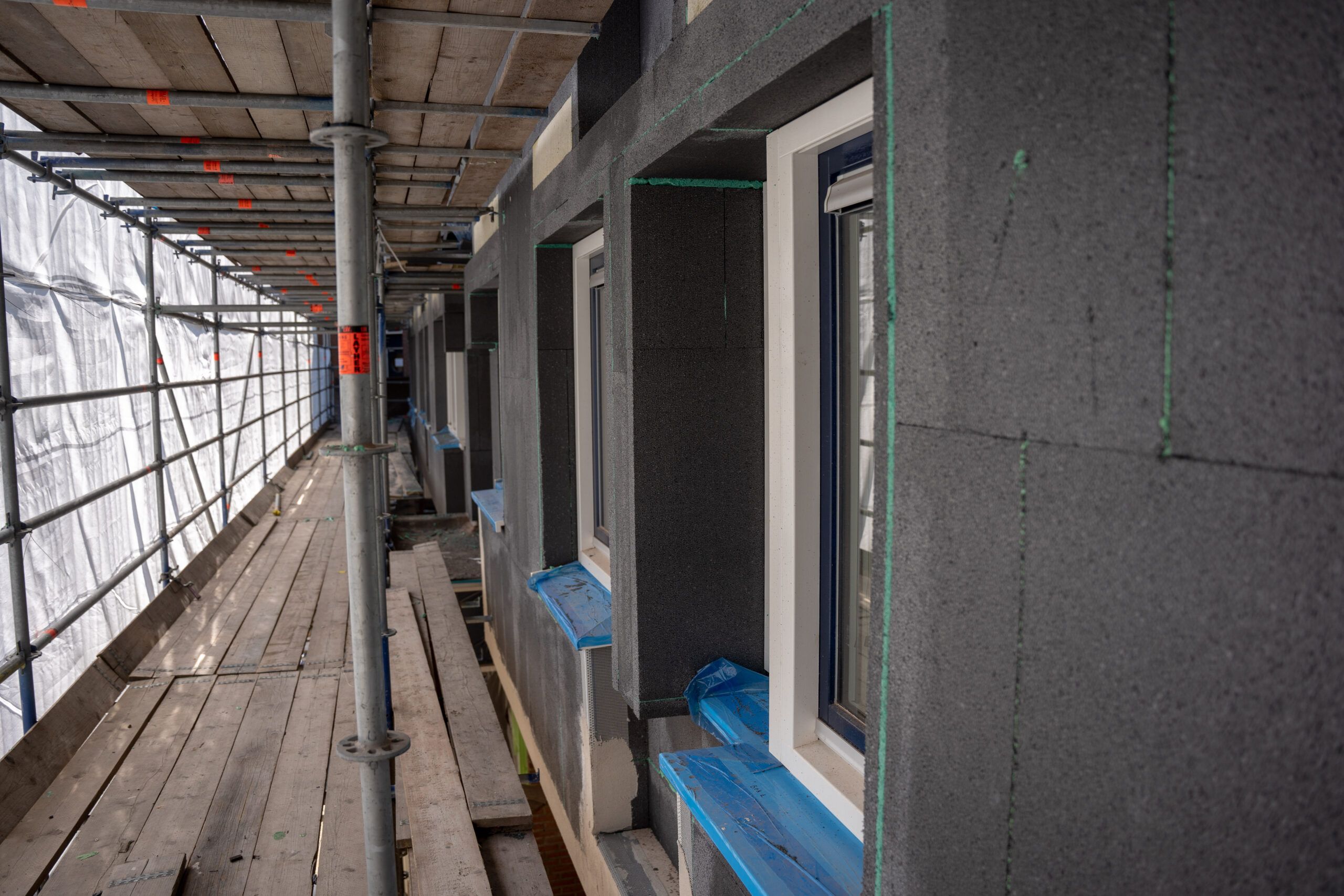 Steiger langs de gevel tijdens de renovatie aan het Marshallplein in Rijswijk